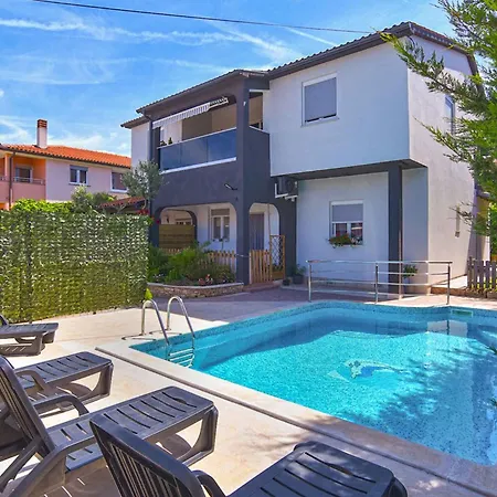 Apartment With Pool In Valbandon-istrien 51190 *