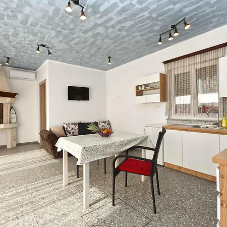 Apartment With Pool In Valbandon-istrien 51190