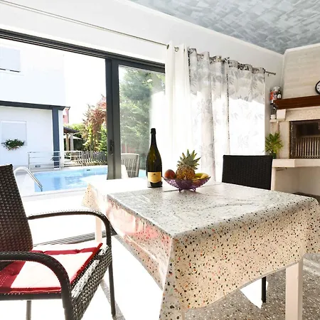 Apartment With Pool In Valbandon-istrien 51190