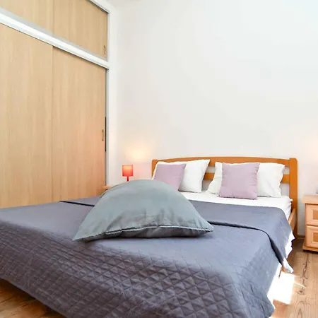 Apartment With Pool In Valbandon-istrien 51190