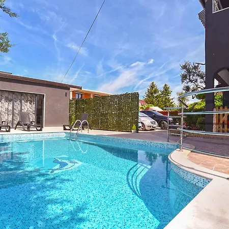Apartment With Pool In Valbandon-istrien 51190